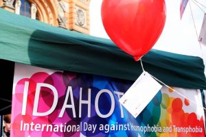 17. Mai - Internationaler Tag gegen Homophobie, Transphobie und Biphobie am Bahnhof des Willkommens
